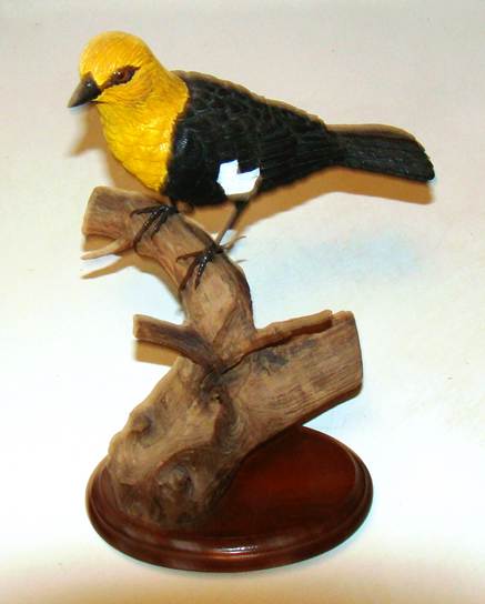 A bird on a piece of wood

AI-generated content may be incorrect.