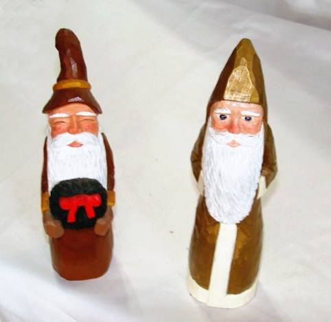 Two wooden figurines of santa claus

AI-generated content may be incorrect.
