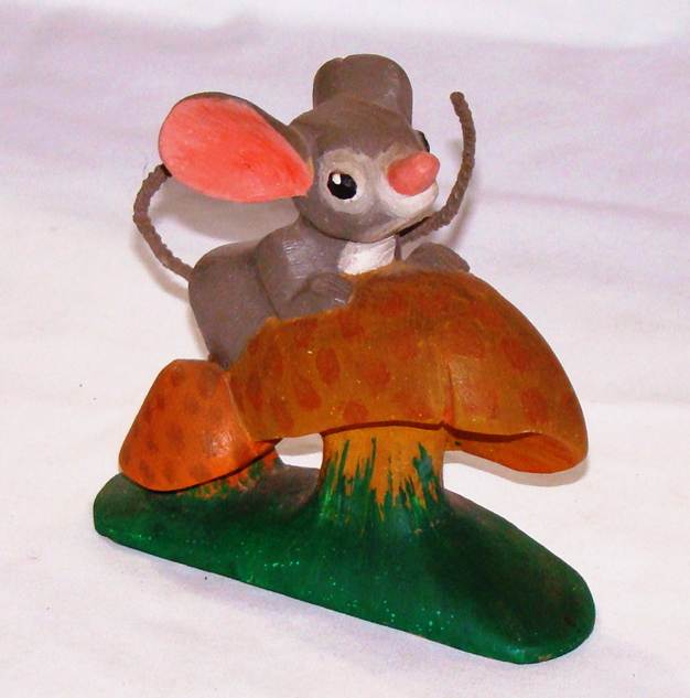 A small mouse on a mushroom

AI-generated content may be incorrect.