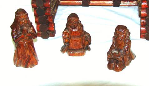 A group of wooden figurines

AI-generated content may be incorrect.