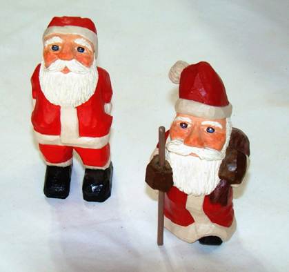 A close-up of two santa claus figurines

AI-generated content may be incorrect.