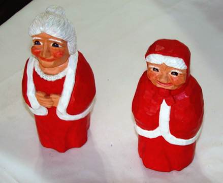 A close-up of two figurines

AI-generated content may be incorrect.