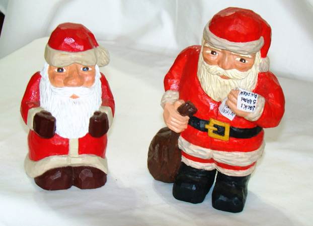 A close-up of two santa claus figurines

AI-generated content may be incorrect.