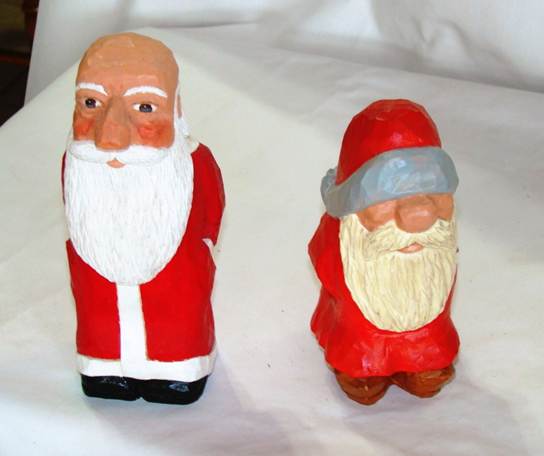 Two figurines of santa claus

AI-generated content may be incorrect.