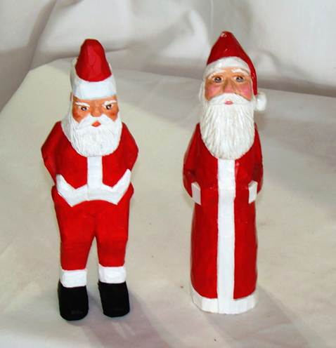 A pair of santa claus figurines

AI-generated content may be incorrect.
