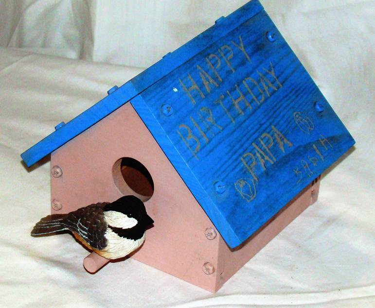 A birdhouse with a bird on it

AI-generated content may be incorrect.