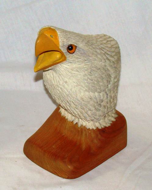 A statue of a bird

AI-generated content may be incorrect.