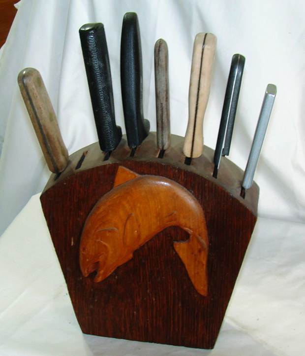 A wooden knife block with several knives in it

AI-generated content may be incorrect.