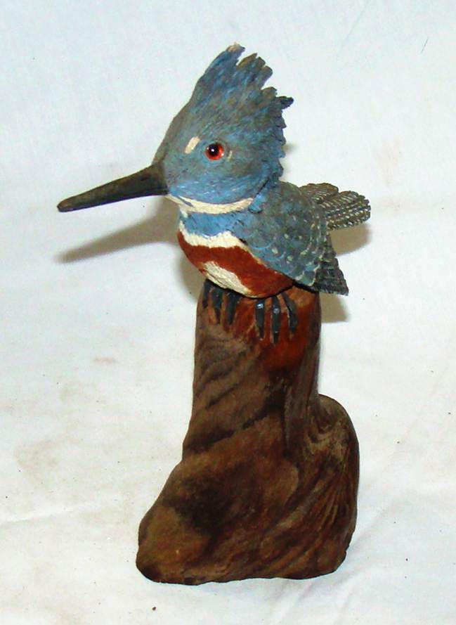 A statue of a bird on a log

AI-generated content may be incorrect.