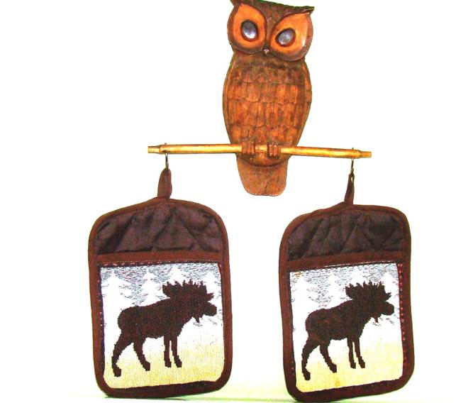 A wooden owl with a pair of oven mitts

AI-generated content may be incorrect.