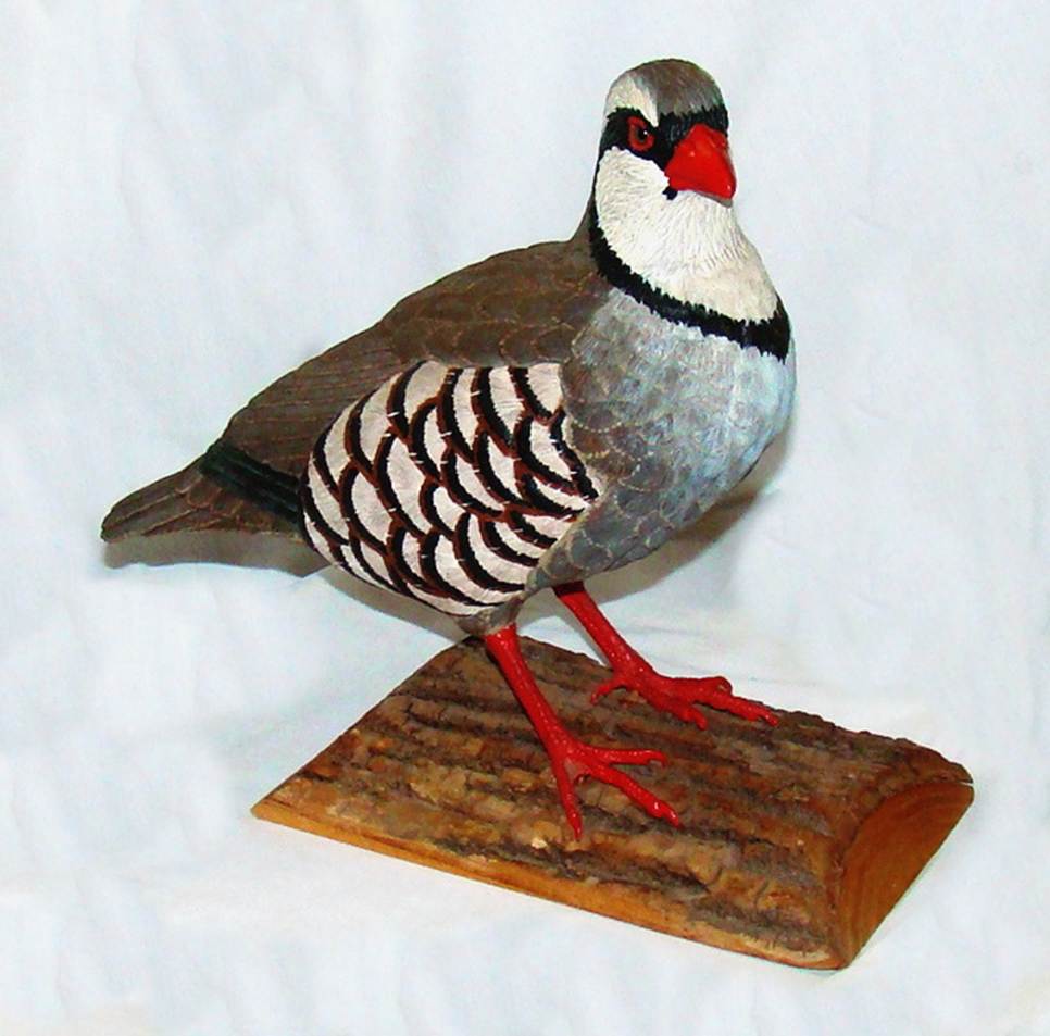 A bird statue on a piece of wood

AI-generated content may be incorrect.