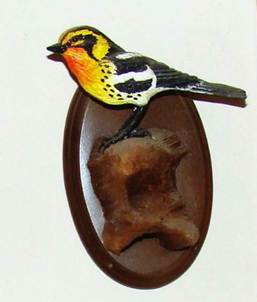 A bird on a wood plaque

AI-generated content may be incorrect.