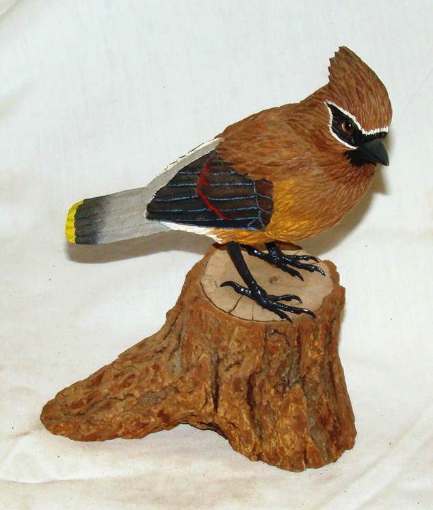 A bird on a tree stump

AI-generated content may be incorrect.