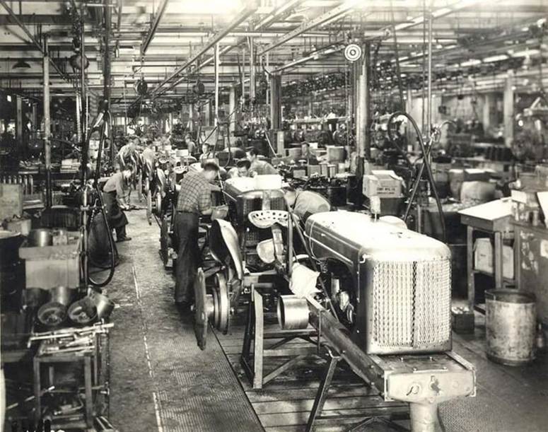 Allis-Chalmers Tractor Assembly Line | Allis chalmers tractors ...