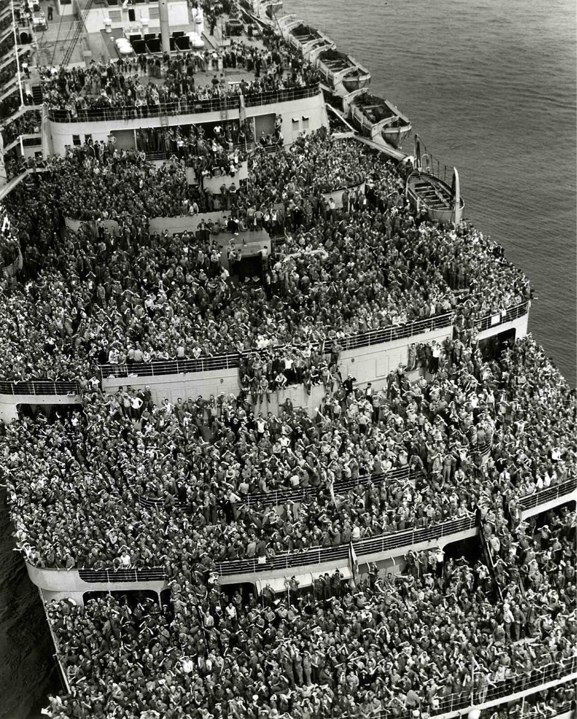 Ocean liner "Queen Elizabeth" bringing American troops into New York ...
