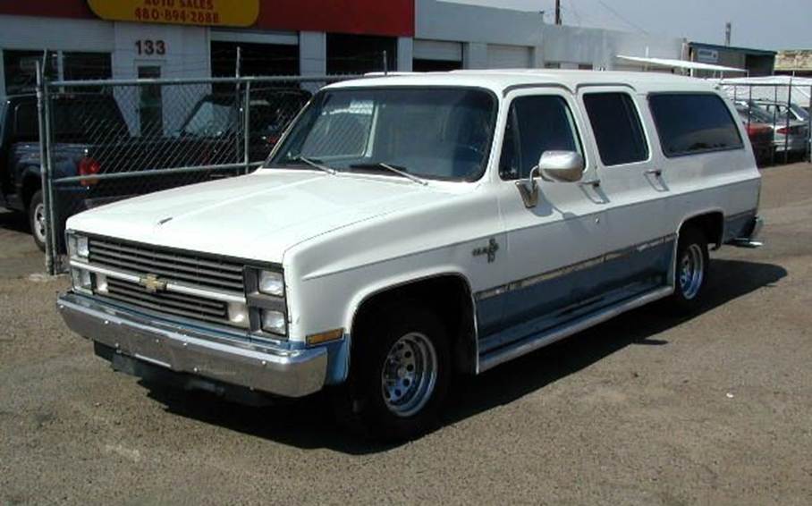 A white car parked in a parking lot

AI-generated content may be incorrect.